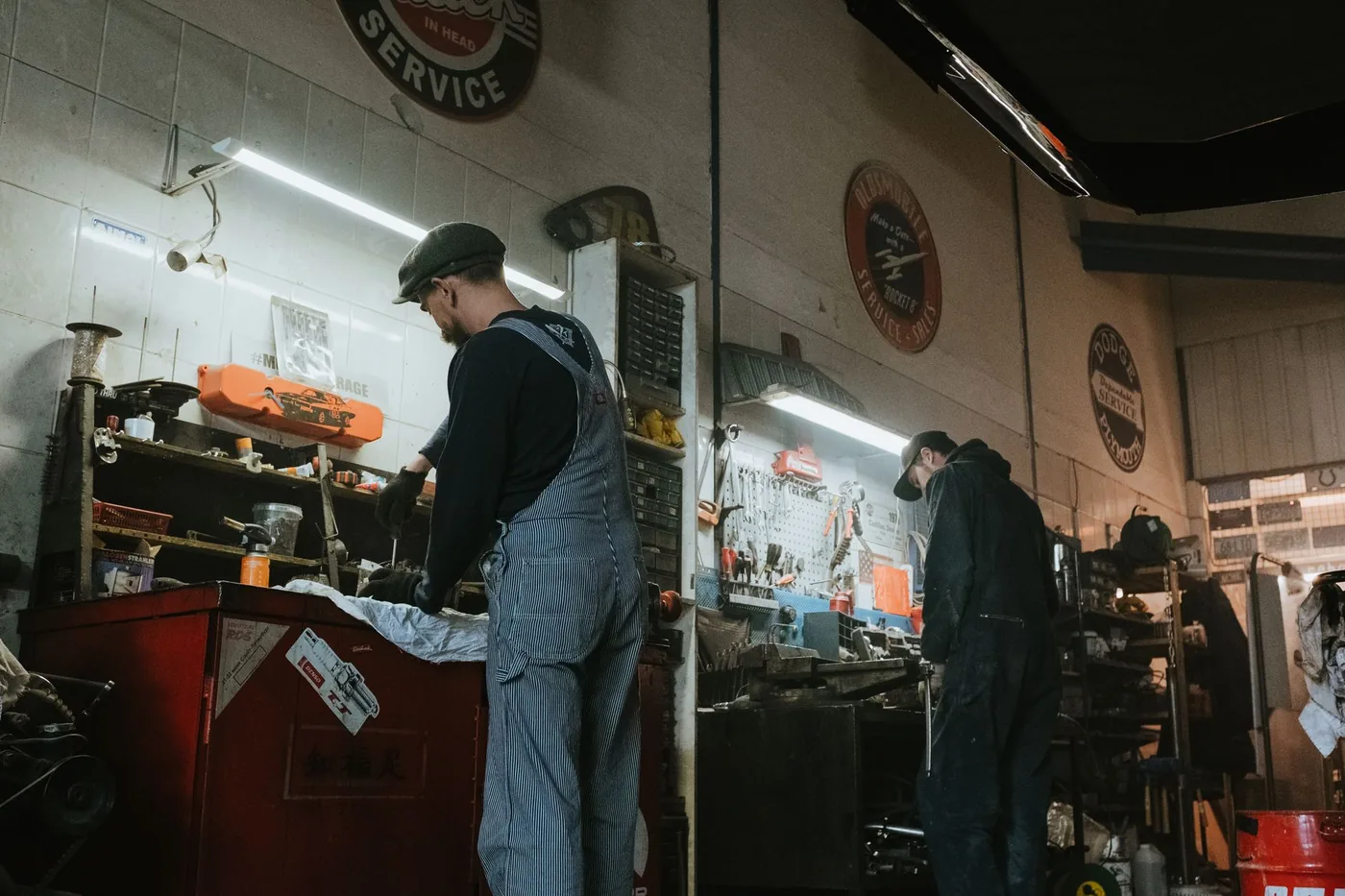 Mecanicien dans son garage