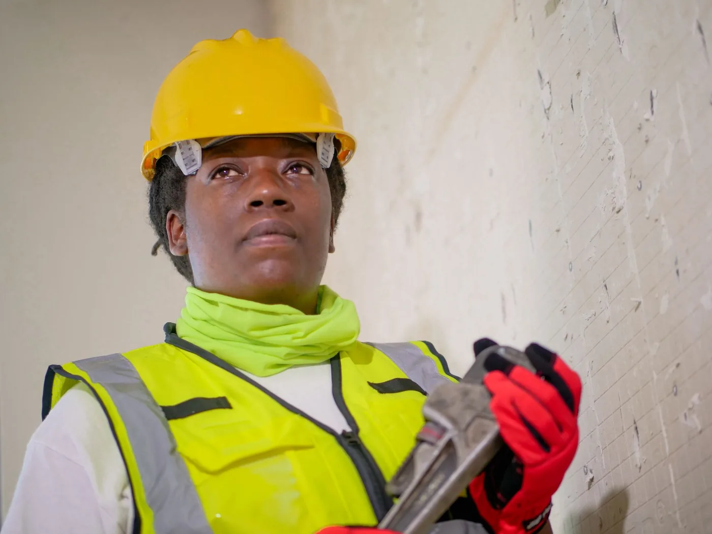 Artisan du batiment sur chantier