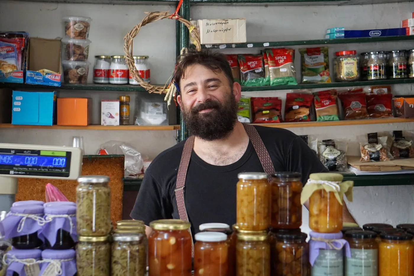 Commercant dans son epicerie